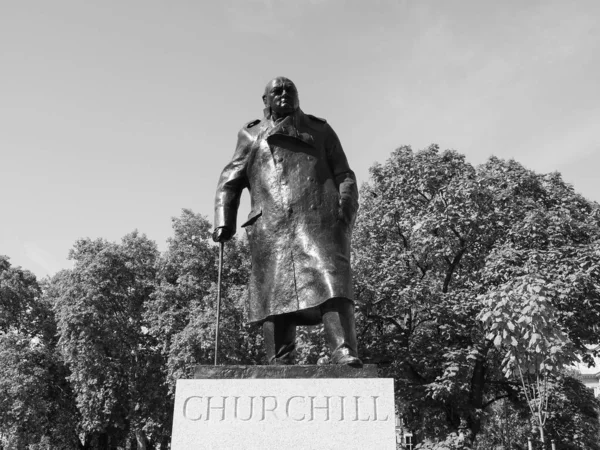 Statua Churchill a Londra, in bianco e nero — Foto Stock