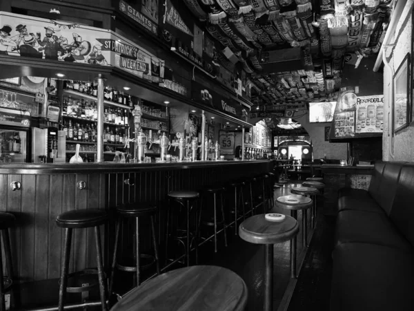 Duesseldorf 'taki İrlanda barı, siyah ve beyaz. — Stok fotoğraf