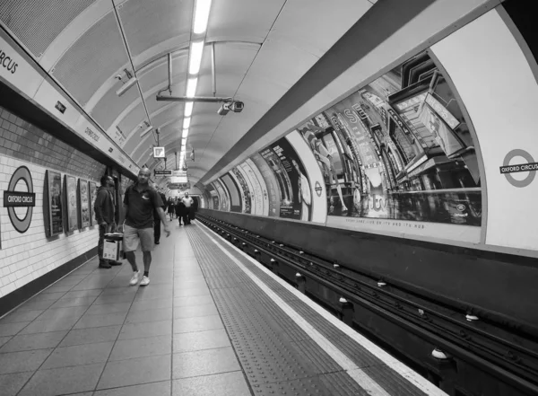 Oxford Circus tunnelbanestation i London, svart och vitt — Stockfoto