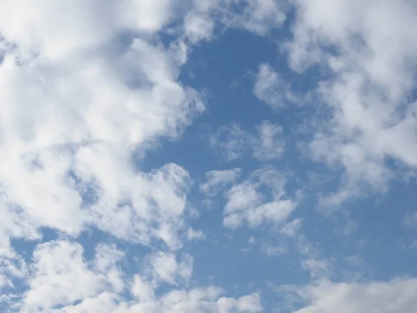 Blauwe lucht met wolken achtergrond — Stockfoto