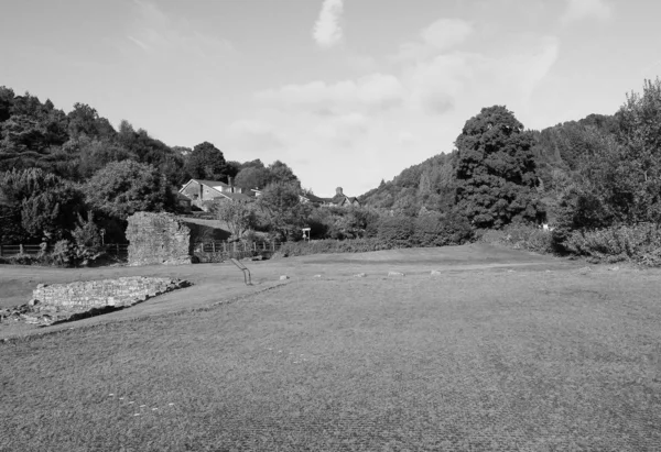 Abadía de Tintern (Abaty Tyndyrn) corte interior en Tintern, negro y —  Fotos de Stock