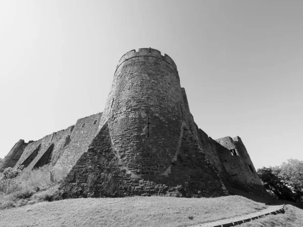 Chepstow Castelo ruínas em Chepstow, preto e branco — Fotografia de Stock