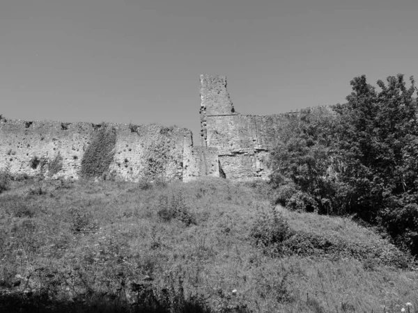 Zřícenina hradu Chepstow v Chepstow, černá a bílá — Stock fotografie