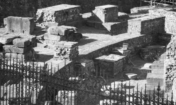 Ruines théâtrales romaines à Turin, noir et blanc — Photo