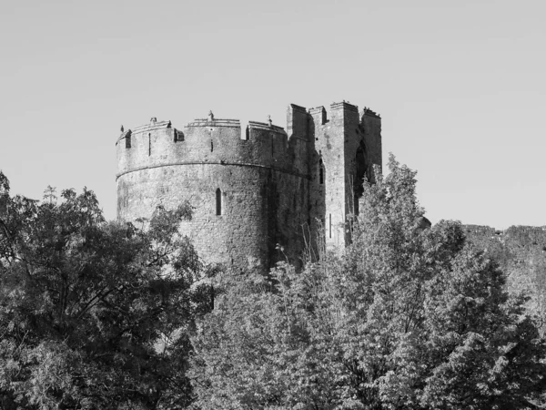 Kasteelruïne Chepstow in Chepstow, zwart-wit — Stockfoto