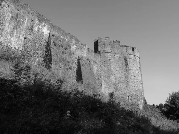 Rovine del castello di Chepstow a Chepstow, in bianco e nero — Foto Stock