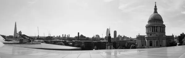 Wide panoramic view of London, black and white — Stockfoto