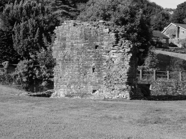 Abadia de Tintern (Abaty Tyndyrn) corte interna em Tintern, preto e — Fotografia de Stock