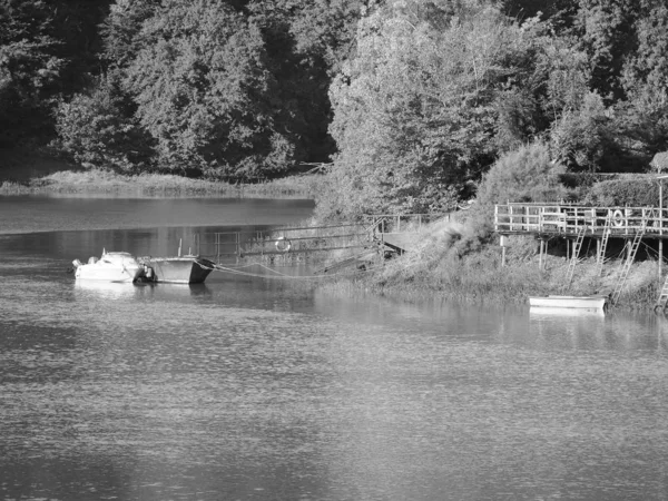 River Wye in Chepstow, black and white — ストック写真