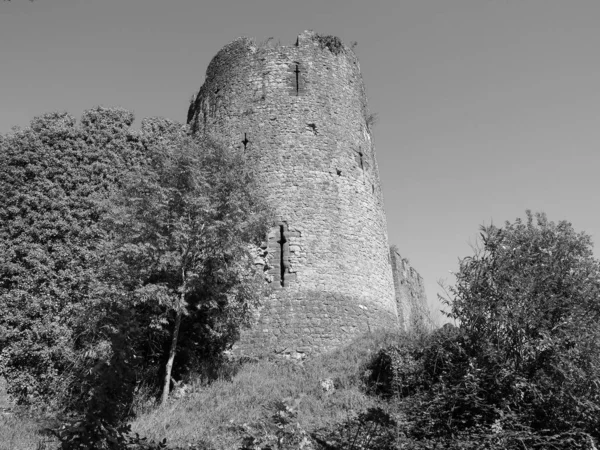 Zřícenina hradu Chepstow v Chepstow, černá a bílá — Stock fotografie