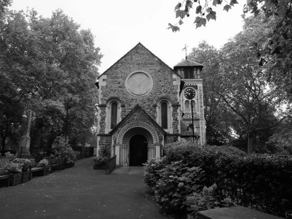 Iglesia Vieja de St Pancras en Londres, blanco y negro —  Fotos de Stock