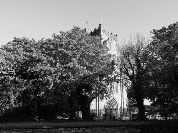 St Mary kyrkan i Chepstow, svart och vitt — Stockfoto