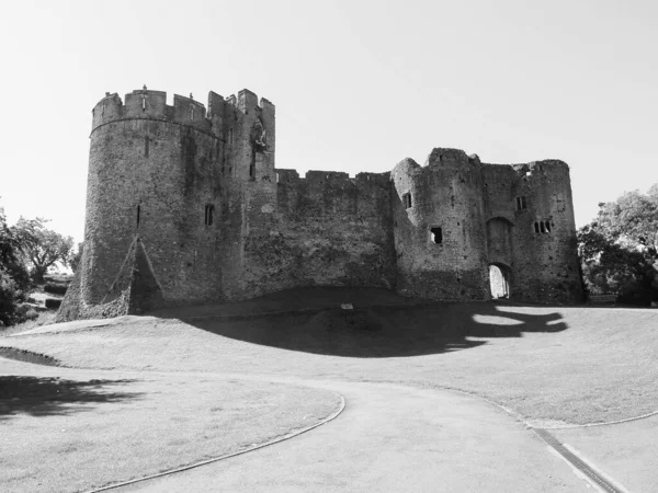 Ruiny zamku Chepstow w Chepstow, czarno-białe — Zdjęcie stockowe