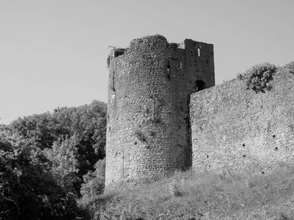 Chepstow Castelo ruínas em Chepstow, preto e branco — Fotografia de Stock