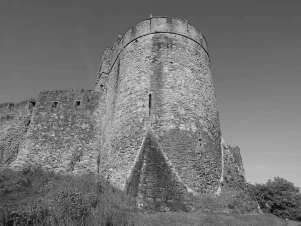 Chepstow Burgruine in chepstow, schwarz und weiß — Stockfoto