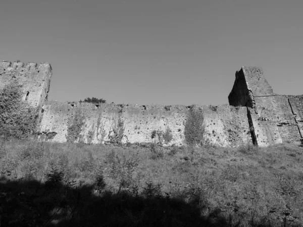 Kasteelruïne Chepstow in Chepstow, zwart-wit — Stockfoto