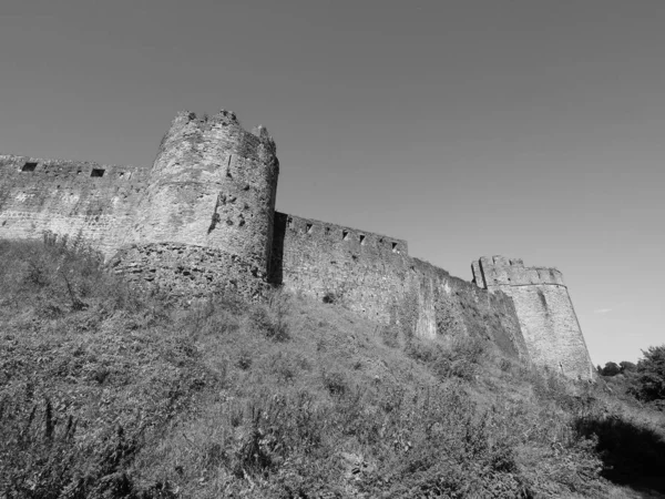 Chepstow Burgruine in chepstow, schwarz und weiß — Stockfoto