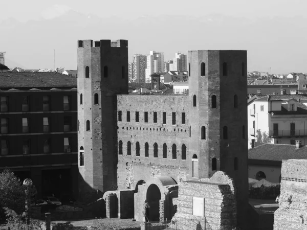 Ворота Палатина (Палатинские ворота) в Турине, черно-белые — стоковое фото