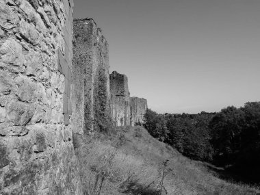Chepstow 'daki Chepstow Kalesi harabeleri, siyah beyaz