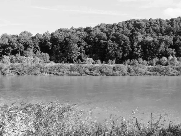 Rio Wye em Tintern, preto e branco — Fotografia de Stock