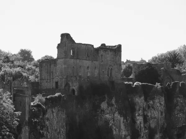 Chepstow Castle ruins in Chepstow, black and white — Stock Photo, Image