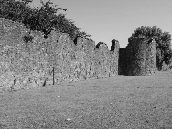 Kasteelruïne Chepstow in Chepstow, zwart-wit — Stockfoto