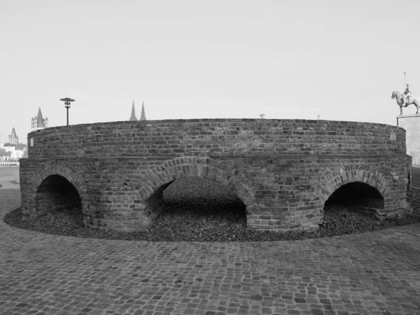 Ruínas romanas antigas em Koeln, preto e branco — Fotografia de Stock