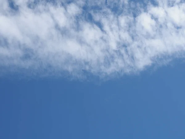 Bulutlar arka plan koyu mavi gökyüzü — Stok fotoğraf