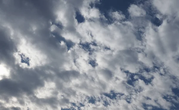 Голубое небо на фоне облаков — стоковое фото