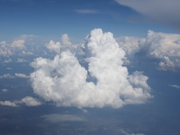 Céu azul com nuvens fundo visto de avião voador — Fotografia de Stock