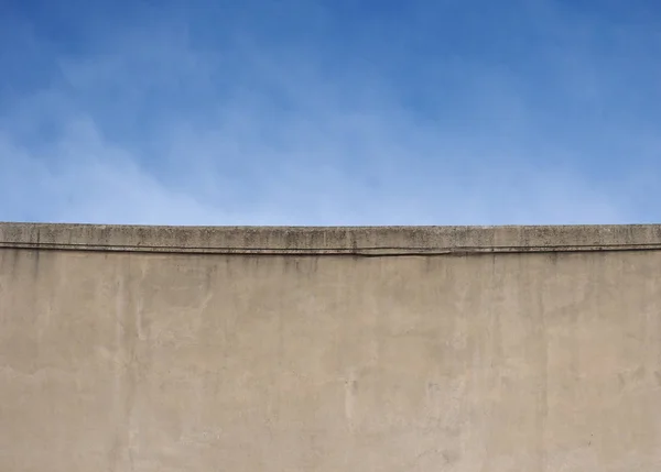 Parede de concreto e fundo céu azul — Fotografia de Stock