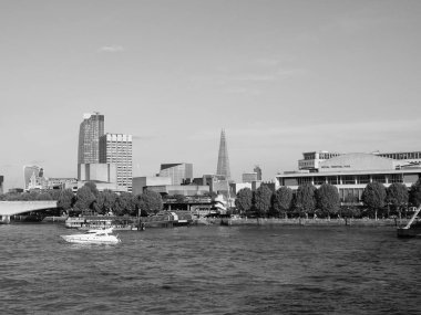 Londra 'daki Thames South Bank, siyah beyaz