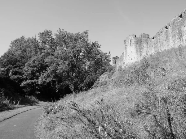 Руїни замку Чепстоу в Чепстоу, чорно-біле — стокове фото