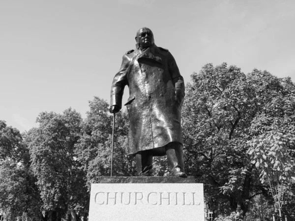 Churchill standbeeld in Londen, zwart-wit — Stockfoto