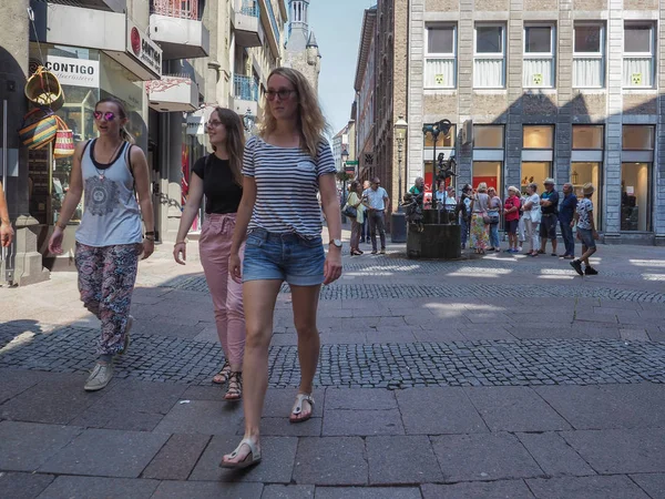 Lidé v centru města Aachen — Stock fotografie