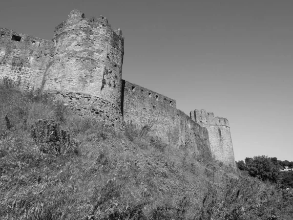 Chepstow Burgruine in chepstow, schwarz und weiß — Stockfoto