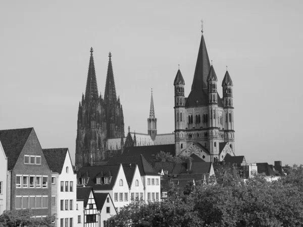 Altstadt (Casco Antiguo) en Koeln, blanco y negro — Foto de Stock