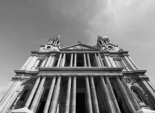 Catedral de São Paulo em Londres, preto e branco — Fotografia de Stock