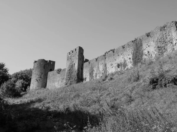 Rovine del castello di Chepstow a Chepstow, in bianco e nero — Foto Stock