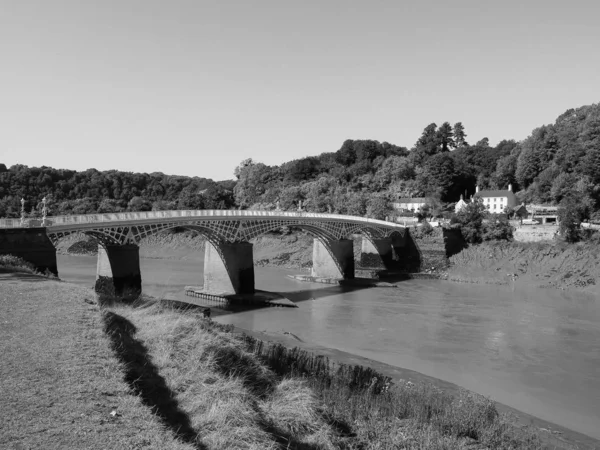 Régi Wye híd Chepstow-ban, fekete-fehér — Stock Fotó