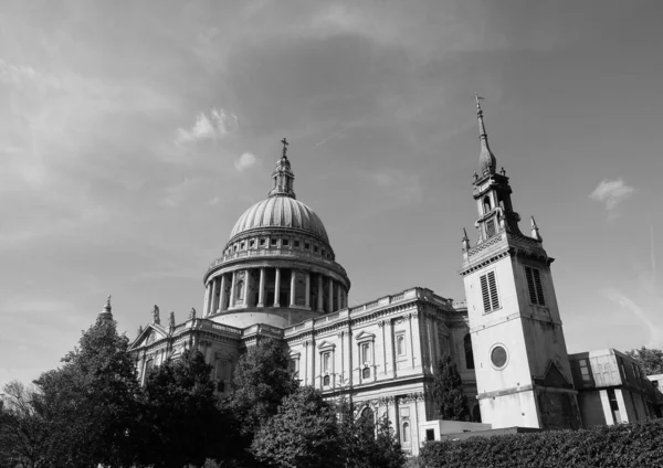 St Paul Cathedral in London, black and white — Stock Photo, Image