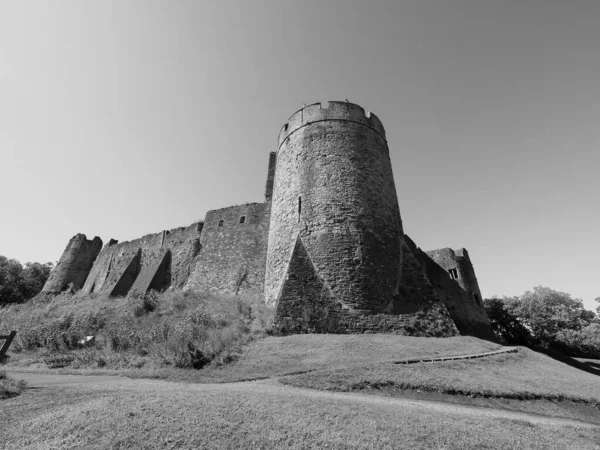 Kasteelruïne Chepstow in Chepstow, zwart-wit — Stockfoto