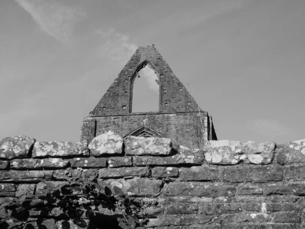 Abadia de Tintern (Abaty Tyndyrn) em Tintern, preto e branco — Fotografia de Stock