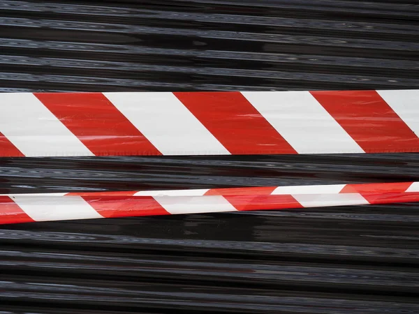 Kırmızı ve beyaz bariyer bandı — Stok fotoğraf