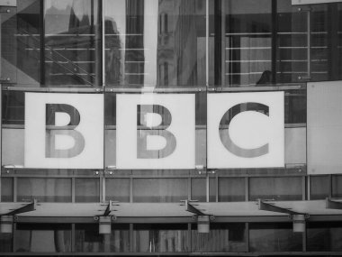 LONDON, UK - CIRCA SEPTEMBER 2019: BBC Yayın Merkezi Portland Place 'deki British Broadcasting Corporation' ın siyah-beyaz