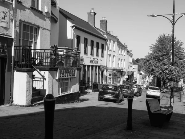 CHEPSTOW, İngiltere - CIRCA EPTEMBER 2019: Siyah beyaz Chepstow şehri manzarası