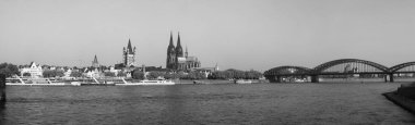 Koeln, Almanya - Yaklaşık Ağustos 2019: Rhein (Ren Nehri) nehri nden görülen şehrin silueti. Soldan Sağa, Altstadt (Eski Şehir), Rathaus (Belediye Binası), Dom (Katedral) ve Hohenzollern Köprüsü
