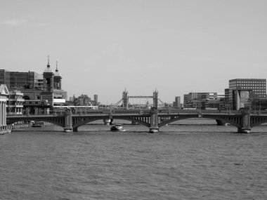 LONDON, İngiltere - CIRCA SEPTEMBER 2019: Thames Nehri 'nin siyah beyaz panoramik manzarası