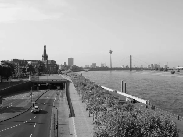 Duesseldorf Niemcy Około Sierpnia 2019 Widok Panoramę Miasta Czerni Bieli — Zdjęcie stockowe