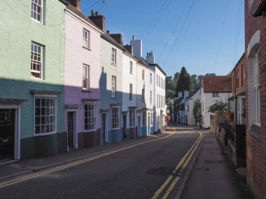 CHEPSTOW, İngiltere - CIRCA Eylül 2019: Bridge Caddesi renkli evler
